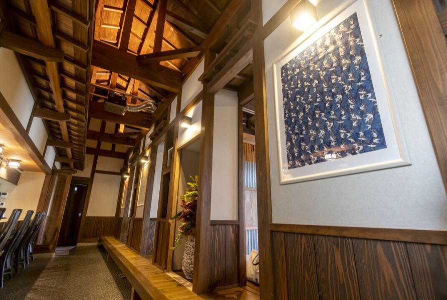 古民家を再生した趣ある建物は、吹き抜けになっており天井が非常に高く開放感あふれる空間が広がっています。歴史を感じさせる梁や柱が醸し出す和の情緒と、モダンな雰囲気が融合した内装が特徴です。また、約20台収容可能な大型駐車場も完備しておりますので、遠方からお越しの方や団体様も安心してご来店いただけます。