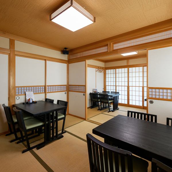 古民家を再生した趣ある建物は、吹き抜けになっており天井が非常に高く開放感あふれる空間が広がっています。歴史を感じさせる梁や柱が醸し出す和の情緒と、モダンな雰囲気が融合した内装が特徴です。また、約20台収容可能な大型駐車場も完備しておりますので、遠方からお越しの方や団体様も安心してご来店いただけます。