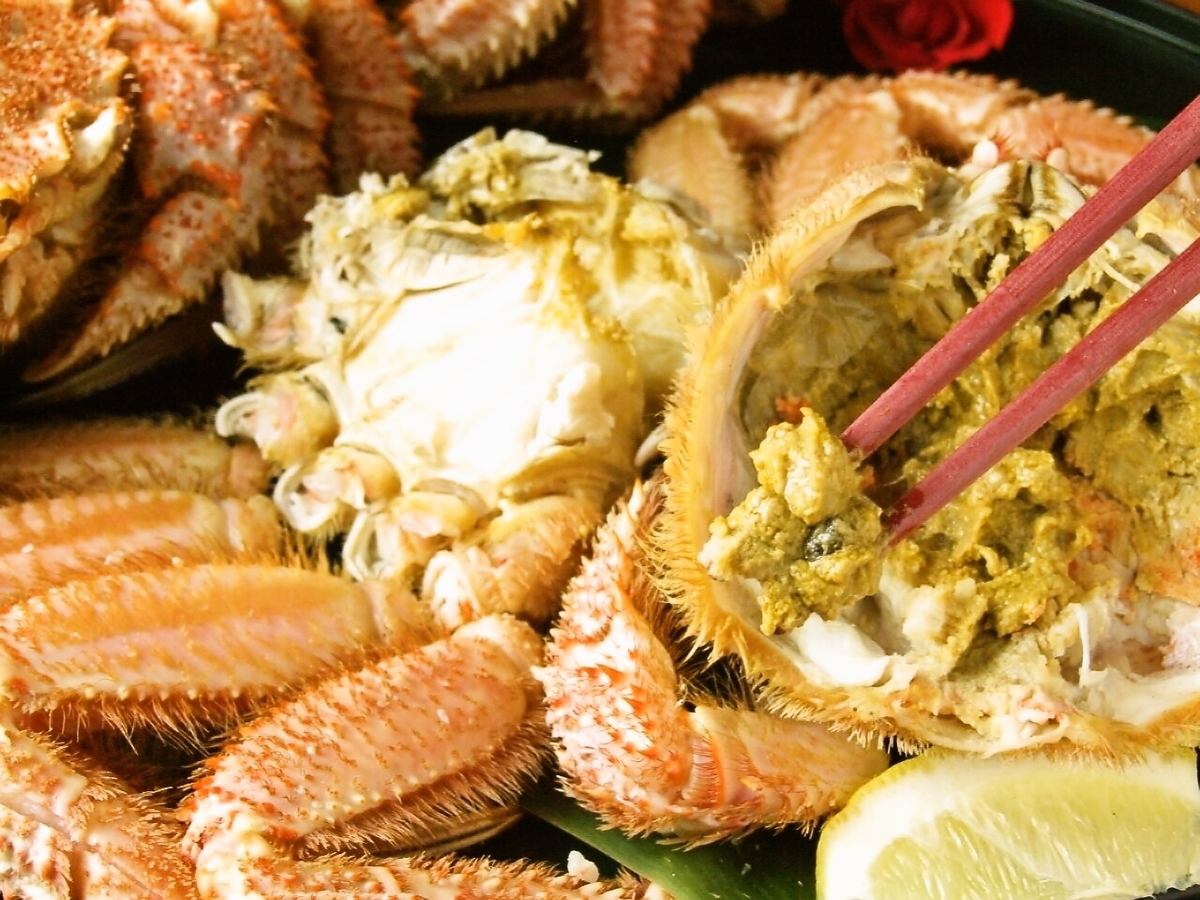 每天都有產地直送的新鮮海鮮，例如虎杖浜產的大閘蟹、函館產的活魷魚！