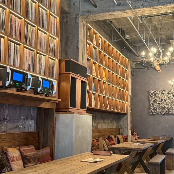 【くつろぎのソファー席】当店のソファー席は、着席50名、立食100名まで対応可能で、ウェディングや1.5次会、2次会などの特別なイベントにも最適な空間です。ゆったりとしたデザインで、まったりとくつろぎながら会話を楽しむことができます。貸切のご利用を希望される方は、ぜひお気軽にご相談ください！