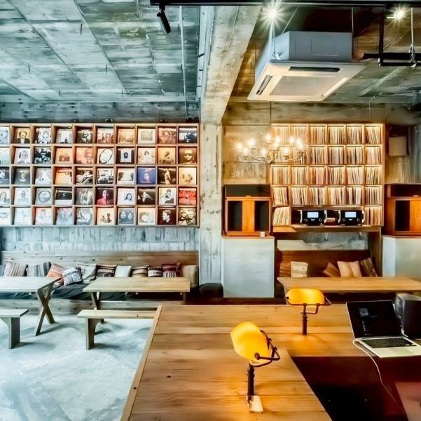 【おしゃれな内観で特別な時間を】店内全体は、こだわりの詰まったおしゃれな空間です。レコードで音楽もお楽しみいただけます★また、DJブースも完備しており、特別なイベントやプライベートパーティーにも対応可能です。洗練されたインテリアの中で、素敵なひと時をお過ごしください。