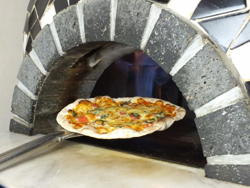 Italian restaurant It is a stone kiln made in Italy that releases its presence in Rosogno.I cling dough at the shop every day.Every dish boasts, but pizza can offer only with skilled skill and this stone kiln.