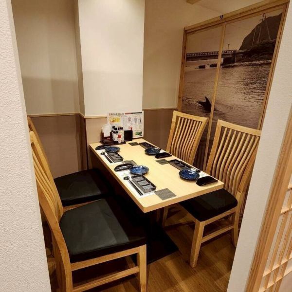 【喫煙ブースも完備】広々個室で宴会可能◎さらに喫煙ブースも店内にございます◎喫煙者の方にも嬉しいお店です!別ブースなので、タバコが苦手な方もご安心してお食事をお楽しみいただけます。テーブル&ソファー個室で龍馬の藁焼きを存分にお楽しみください。