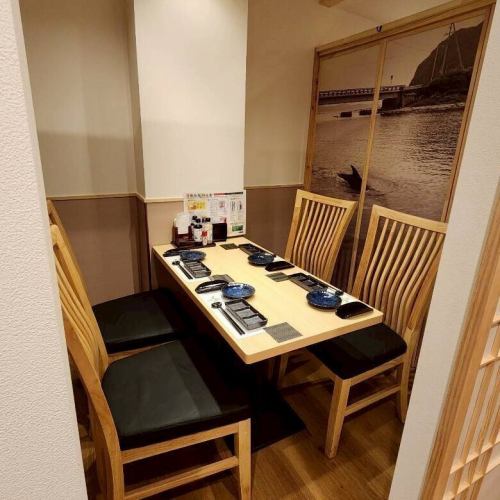 <p>【喫煙ブースも完備】広々個室で宴会可能◎さらに喫煙ブースも店内にございます◎喫煙者の方にも嬉しいお店です!別ブースなので、タバコが苦手な方もご安心してお食事をお楽しみいただけます。テーブル&ソファー個室で龍馬の藁焼きを存分にお楽しみください。</p>