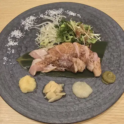 用國產雞肉製作的稻草烤韃靼