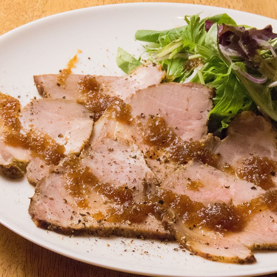 旨みたっぷり◎丁寧に焼き上げた『ローストポーク』がオススメ