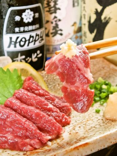 日本酒やホッピーと一緒に食べる肴は馬刺しで決まり！