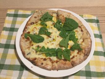 Gorgonzola cream pizza