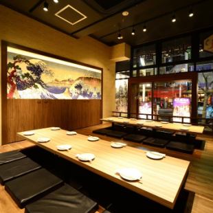 這是宴會秘書的必看之地！在充滿日本精神的輕鬆空間中享用精緻美食。一層最多可包租 130 人◎ 寬敞的空間裝飾著注重細節。公司宴會、迎賓會、校友會、私人宴會等各種場合均可使用。