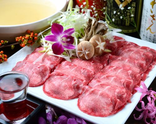 The famous beef tongue shabu-shabu is a delicious dish that will warm your heart.