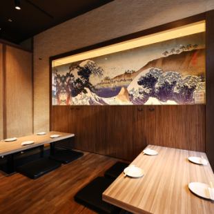 《8名～10名様　掘りごたつ席》緩やかなライティングで程よく区切られた仕切りが大人のプライベートを演出。足を伸ばして寛げる掘り炬燵席はゆっくりお寛ぎいただけるので、若い方から年配の方までお楽しみいただける空間です。