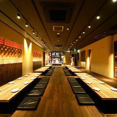 完全個室多数増設しました。　【2~4名様】×4室【5~9名様】×3室【10~18名様】×２室【19~24名様】×２室【25~34名様】×１室【37~80名様】宴会個室１室　最大宴会【130名】可能です。各種ご宴会に☆飲み放題コースは2,980円～6,000円と種類豊富！ 周りを気にせず宴会♪ 貸切宴会も可能です！