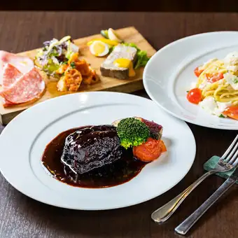 【土・日・祝限定!ランチコース】サラダ、前菜3種、選べるパスタ、お肉料理、デザート全5品