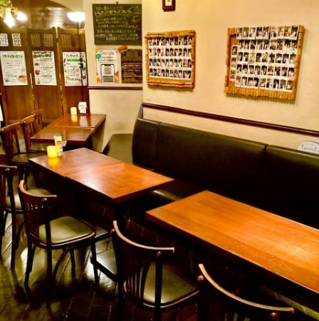 店内中央のテーブル席。最大15名様まで一列で座れます！