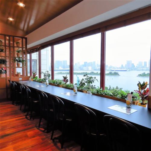 Counter seats with a panoramic view of the night view.