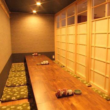 There is a lot of digging-type seats in the stylish Japanese style shop.Up to 80 people OK !! There is a private room for 10 people or less, so it can be used for casual banquets.We also support various banquets.There is also a counter.