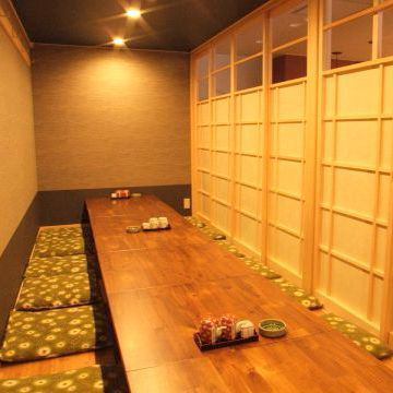 [完全私人房間可用！]時尚的日式內飾有挖掘被爐式的座位♪