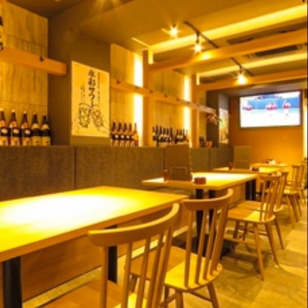 [1st floor] Enjoy a variety of banquets in a calm wood-grained atmosphere♪ Please enjoy the 3 major Waranabe specialties, ``Motsunabe'', ``Yakitori'', and Sashimi! From small party parties starting from 2 people. We can connect the seats to accommodate up to 20 people.