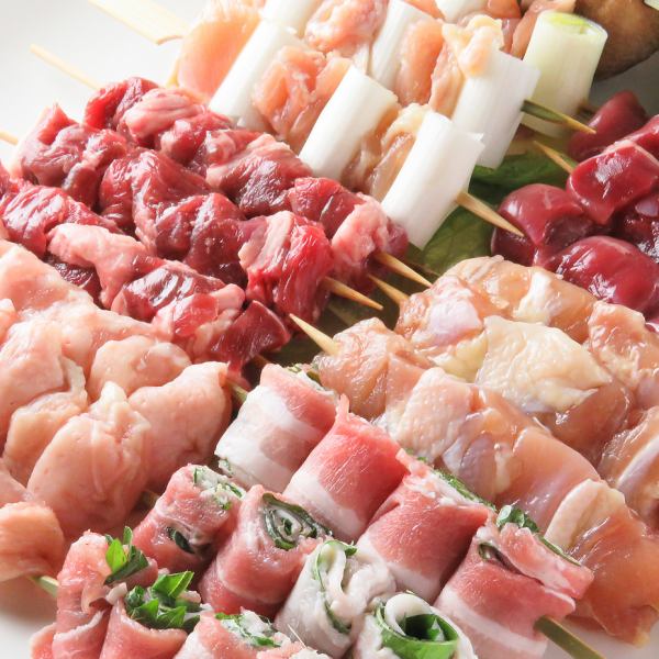本店特色菜！烤鸡肉串♪ 口感鲜嫩，味道鲜美的新鲜鸡肉。享受鸡肉本身的真正风味。