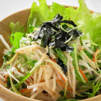 Harihari salad of mizuna and radish