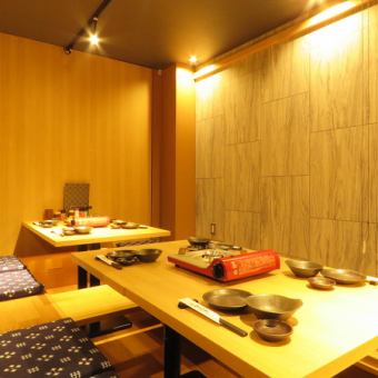 挖开座位这是一种日本风味，温暖的暖光营造出一种平静的氛围。您可以在新年晚会，欢迎晚会，欢送会等上享受轻松的宴会。