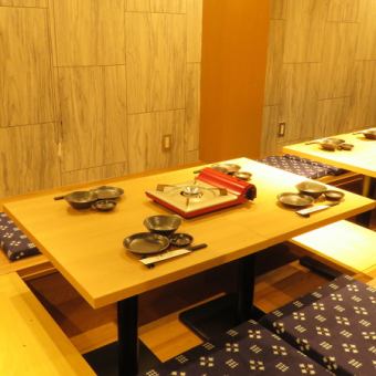 Digging seats You can make seats according to the number of people ♪ You can enjoy delicious food and liquor with a spacious table and relaxing digging cots.