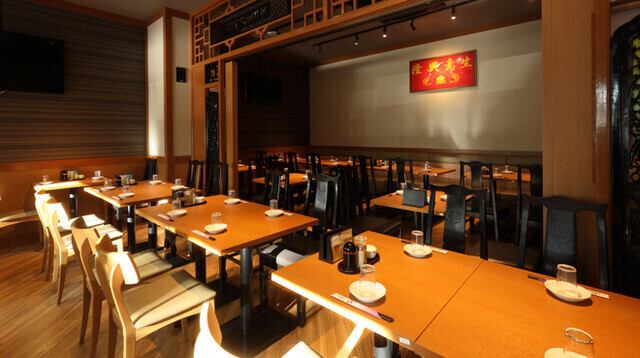 【団体様歓迎＆貸切可◎】広々とした店内には、カウンター3席と2名×7卓、4名×10卓、8名×1卓の座席があり、合計70席をご用意しています。各テーブルは隣の席と繋げられるため、団体様も気軽に利用でき、貸切も大歓迎◎飲み放題付きのお得なコースもございますので、快適な空間で団体のお集まりをお楽しみいただけます♪