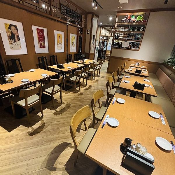 【昼夜いつご来店いただいてもそれぞれの雰囲気が楽しめます♪】昼間は窓から明るい光が差し込む中で種類豊富なランチが楽しめ、夜は暖色のライトが演出するムーディーで落ち着いた雰囲気の中、会社帰りのチョイ飲みからしっかりとした食事、宴会まで様々な楽しみ方ができます◎お一人様も大歓迎のカウンター席もあり♪