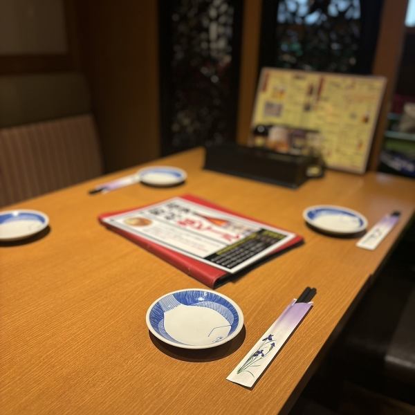 【リラックスできる空間で本格中華を堪能】広々とした開放的な店内は天井が高く、テーブルごとの間隔も広いためゆったりとした気分でお食事を楽しむことができます。2名掛けや4名掛けのテーブル席が多数あり、家族や友人との食事に最適◎四川出身のシェフの本格中華を味わいながら、くつろぎのひとときをお過ごしください。