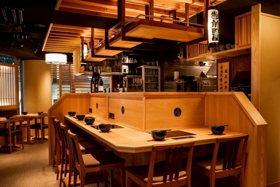 ◆◇店内は雰囲気抜群。広めのカウンター席も大変人気となっております。カウンター席では、お1人様からもつ鍋をご堪能頂けます【もつ鍋 前田屋 新宿東口店】◇◆