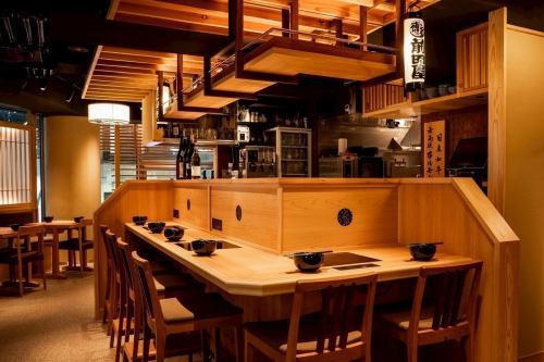 <p>◆◇店内は雰囲気抜群。広めのカウンター席も大変人気となっております。カウンター席では、お1人様からもつ鍋をご堪能頂けます【もつ鍋 前田屋 新宿東口店】◇◆</p>