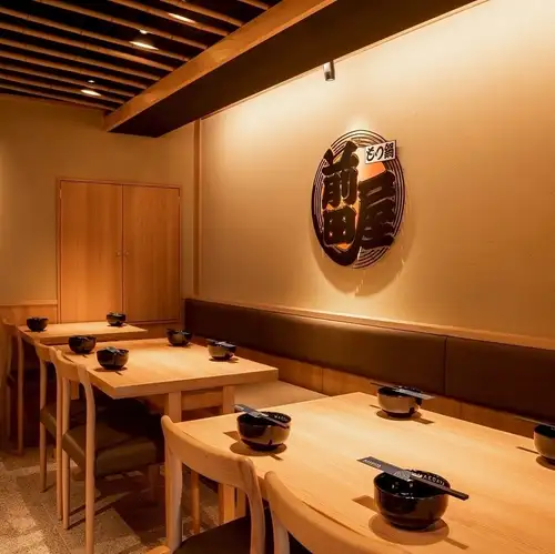 <p>◆◇店内は雰囲気抜群。テーブル席も大変人気となっております。少人数でのご利用も大歓迎です。カウンター席では、お1人様からもつ鍋をご堪能頂けます【もつ鍋 前田屋 新宿東口店】◇◆</p>