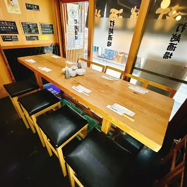8名掛けのテーブル席は、グループ宴会や仲間内の集まりにぴったり。広々とした空間で料理と会話をゆったり楽しめます。落ち着いた雰囲気の中、特別な時間を過ごせる席をご用意。宴会や会食など多彩なシーンに対応。ゆとりあるレイアウトで居心地も良好です。大人数でも安心して利用できます。