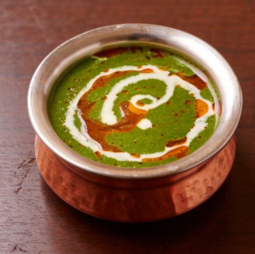 ほうれん草チキン / ナン または ライス / サラダ / ソフトドリンク