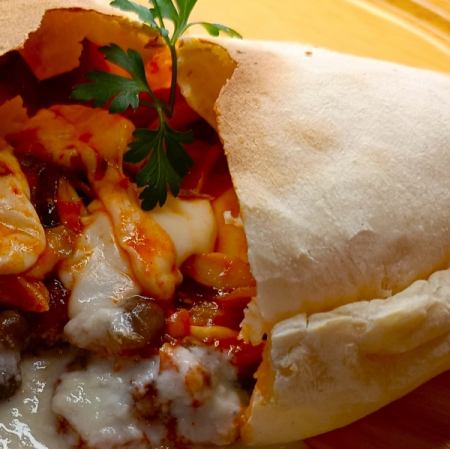 キノコのカルツオーネ　ゴルゴンゾーラソース