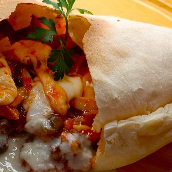 キノコのカルツオーネ　ゴルゴンゾーラソース