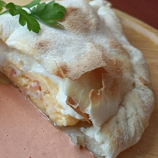 タマゴと紅しょうがのクリームマヨネーズカルツオーネ