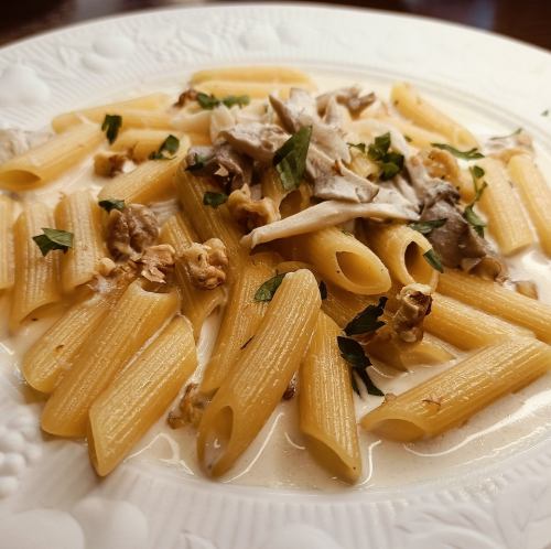 Maitake mushroom and walnut penne spaghetti with gorgonzola sauce