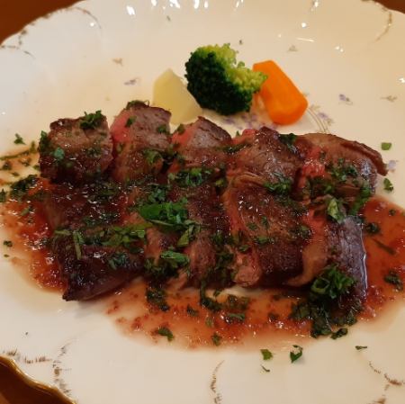 国産黒毛牛のロースト　大葉の赤ワインソース