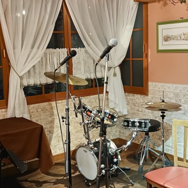 貸切パーティや音楽イベントやお稽古事発表会に最適なレイアウトフリーの空間です。着席最大25人収容出来ます。お食事と趣味両方楽しめます。