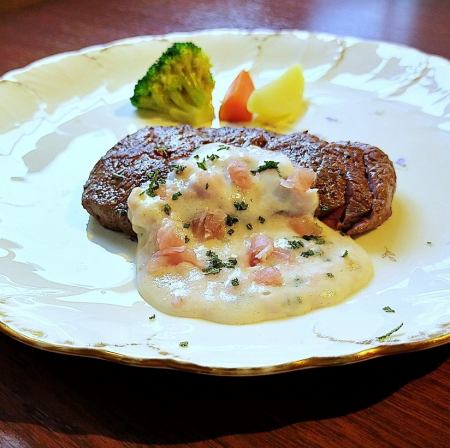 国産黒毛牛のロースト　生ハムとセージのクリームソース