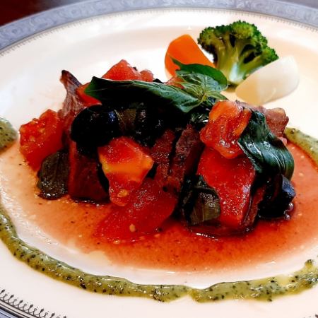 国産黒毛牛のロースト　ケッカソース　ジェノベーゼ添え