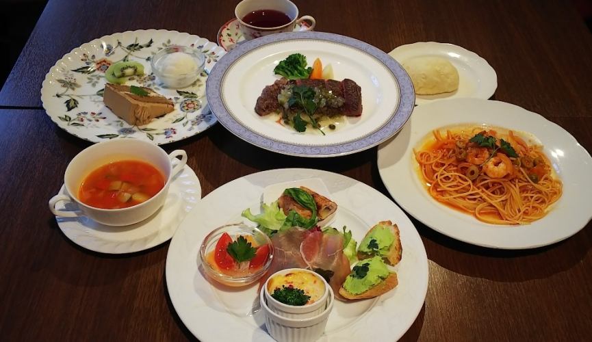 爱丽丝晚餐 6,300日元[8道菜，包括开胃菜、肉类或鱼类菜肴和甜点]
