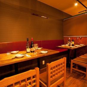 【ソファー席】お席が多数ございますので、デートやパーティー女子会にもゆっくりとお食事を楽しんでいただけます☆大人数でのご宴会や、大人数での貸切も承っております。是非お気軽にお問い合わせください！