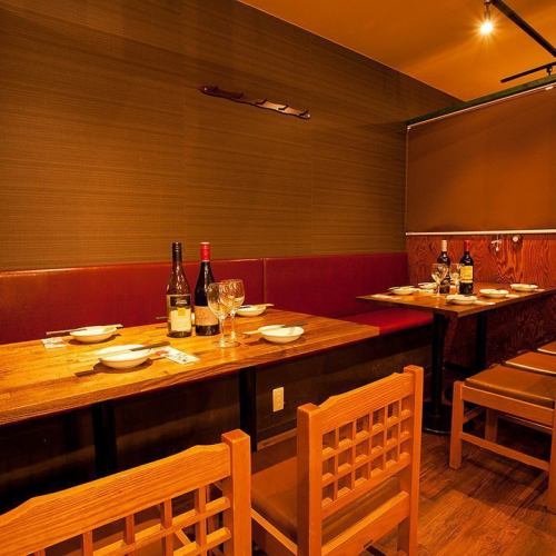 【ソファー席】お席が多数ございますので、デートやパーティー女子会にもゆっくりとお食事を楽しんでいただけます☆大人数でのご宴会や、大人数での貸切も承っております。是非お気軽にお問い合わせください！
