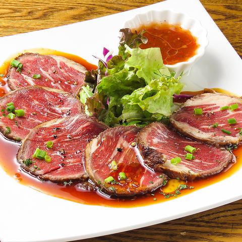 木のぬくもりが特徴の温かい雰囲気♪肉バルでゆったり宴会！