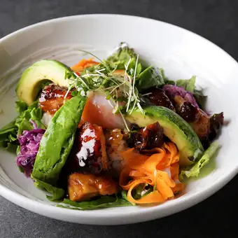 照烧鸡肉和牛油果，上面放一个溏心蛋（用杂粮米饭制成）
