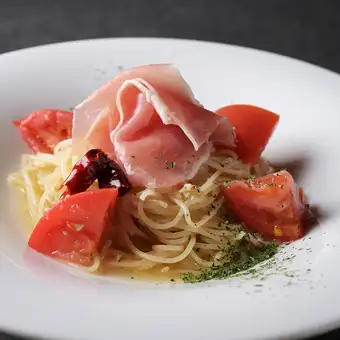 火腿和新鲜番茄peperoncino [用新鲜意大利面制成]