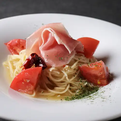 生ハムとフレッシュトマトのペペロンチーノ [生麺使用]