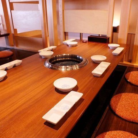 [2nd floor] The spacious tatami room can accommodate up to 50 people. It is convenient because it can be used for various company banquets and circle gatherings! You can stretch out and use it comfortably.It's also a calm space, so you can use it for a girls' night out.
